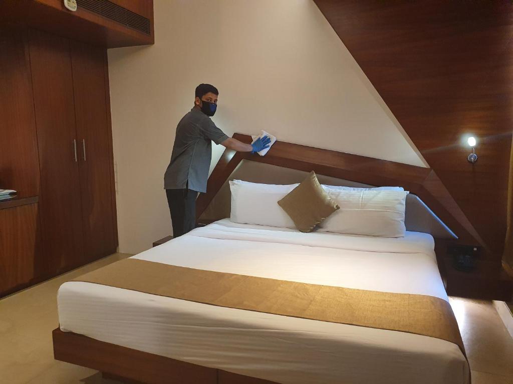 Dragonfly Hotel - The Art Hotel - Deluxe Double Or Twin Room With Airport Transfers
