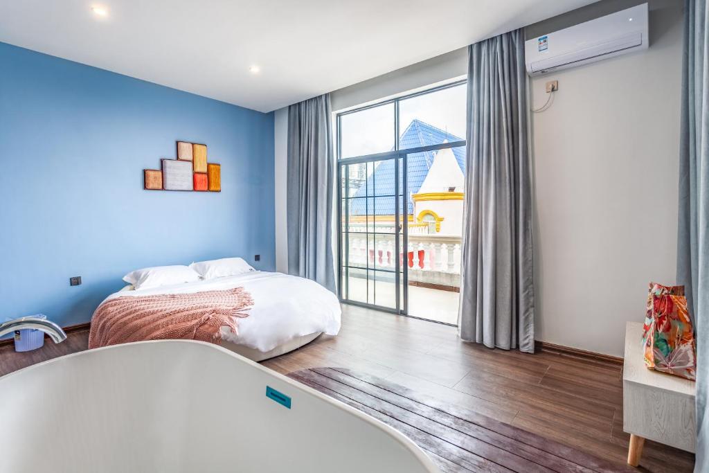 Postel nebo postele na pokoji v ubytování Beihai Silver Beach Yintai Time Seaview Villa Hotel