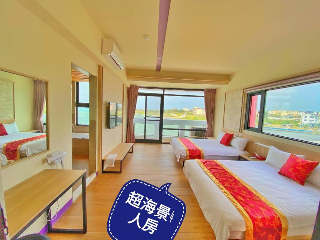 Postel nebo postele na pokoji v ubytování 海漣天海岸民宿 & 水連天海景電梯民宿 Sea Sky Coast Homestay & Shui-lian-tian Homestay