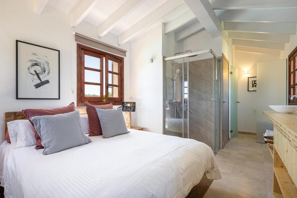 A bed or beds in a room at Villa Corb Mari by Sun Villas Mallorca