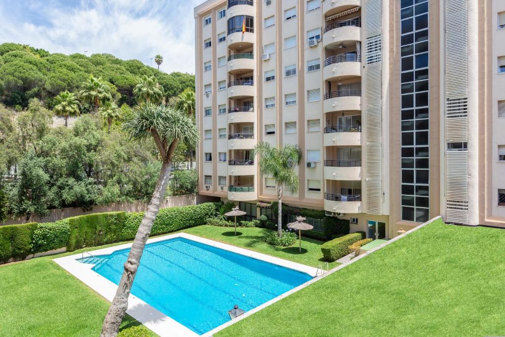 Apartament z basenem i palmą w obiekcie Marbella Suites w Marbelli