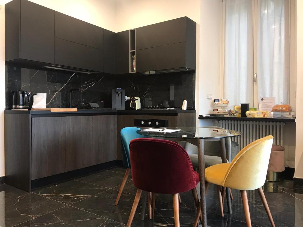 una cucina con tavolo, due sedie e bancone di Vomero Guest House a Napoli