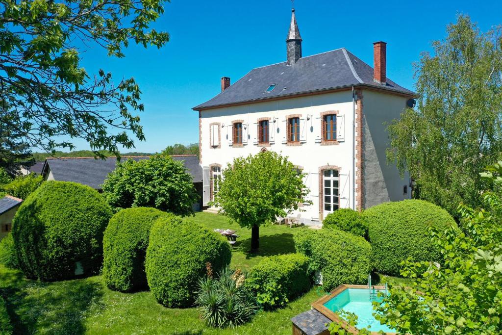 Cette maison ancienne dispose d'un jardin et d'une piscine. dans l'établissement Villa De Vacances l'Ancienne Ecole, à Troche