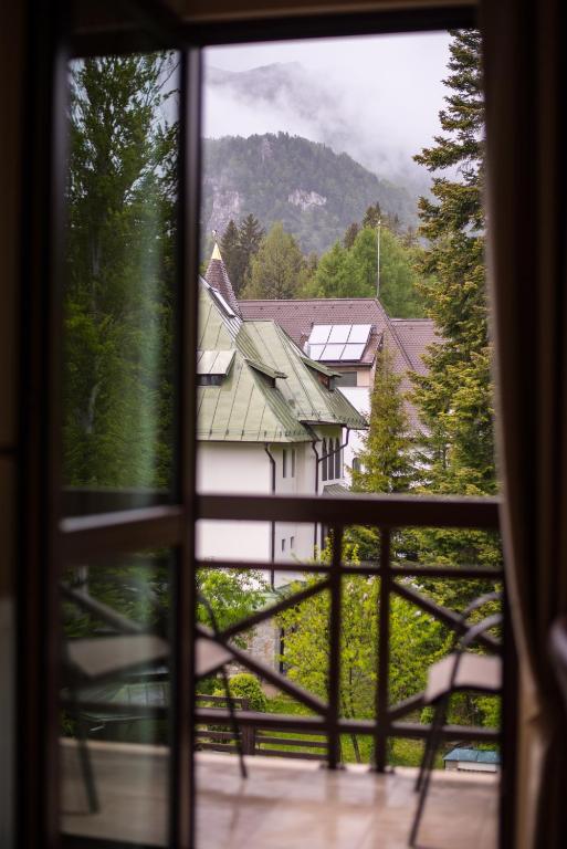 Nespecifikovaný výhled na hory nebo výhled na hory při pohledu z hotelu