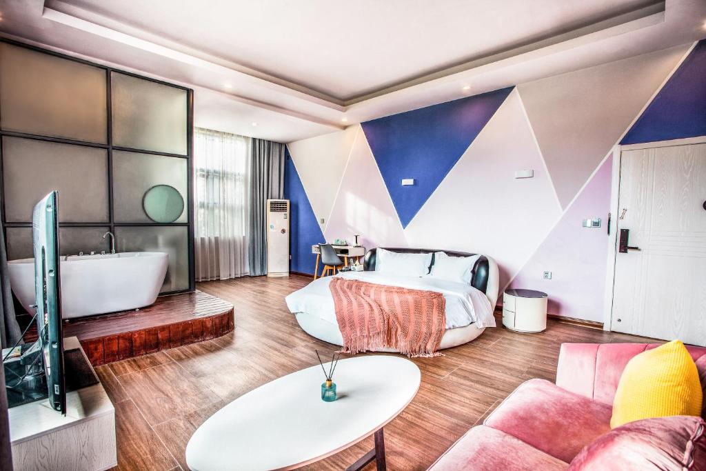Postel nebo postele na pokoji v ubytování Beihai Silver Beach Yintai Time Seaview Villa Hotel