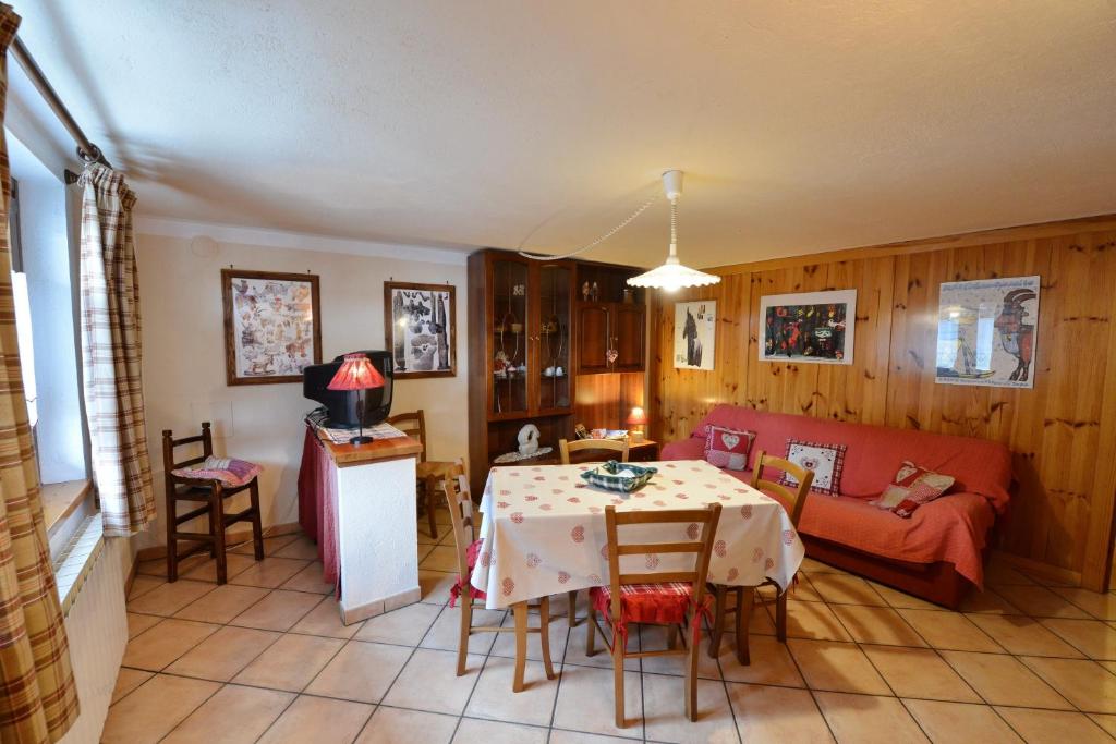 a living room with a table and a couch at L'Atelier du Temps - BODON APPARTEMENT in Cogne