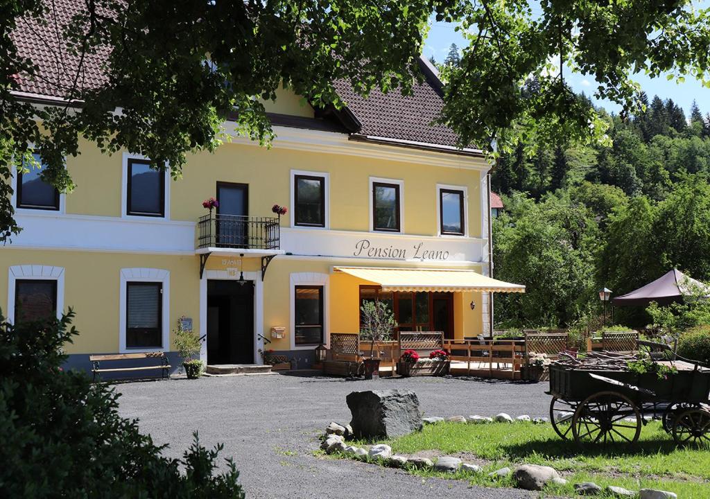 een groot geel gebouw met een bord dat het keizerlijke huis leest bij Pension Leano in Nötsch