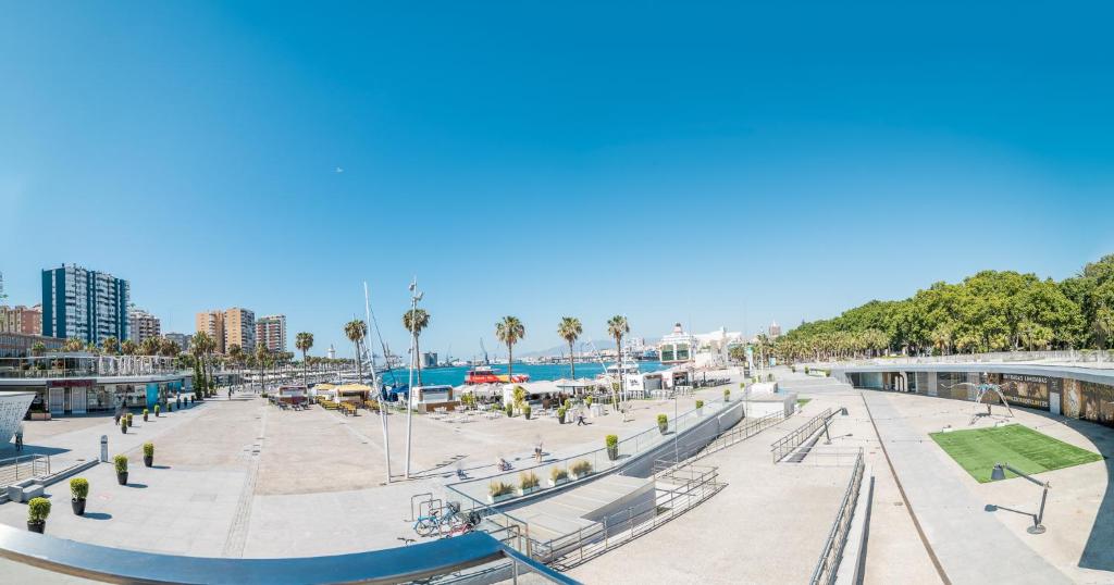 Bazén v ubytování Suite Homes Uncibay Square nebo v jeho okolí