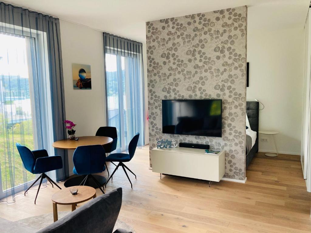 TV a/nebo společenská místnost v ubytování Hermitage Apartments