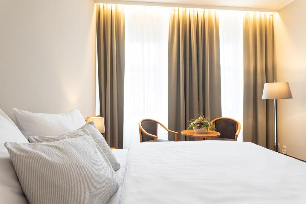 Postel nebo postele na pokoji v ubytování Hotel Česká Koruna