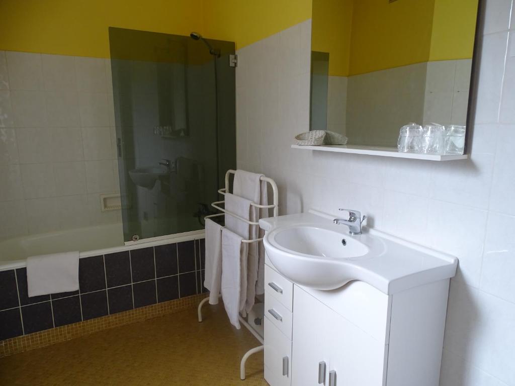 Koupelna v ubytování Hôtel Ambroise