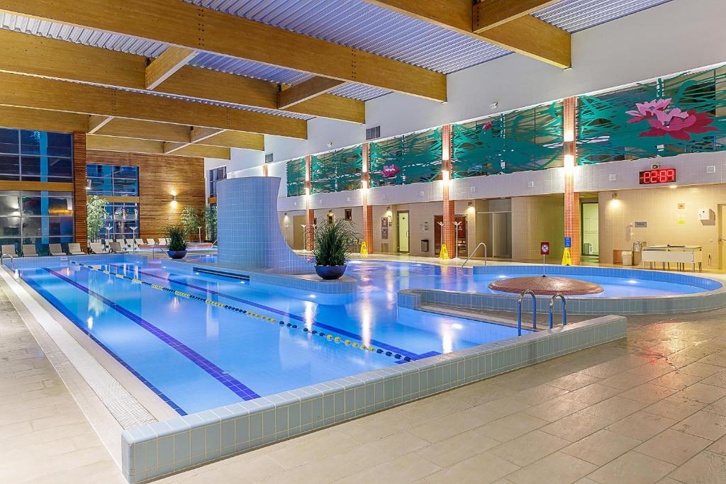 een groot zwembad in een groot gebouw bij Medical SPA "Eglės sanatorija" Comfort Druskininkai in Druskininkai