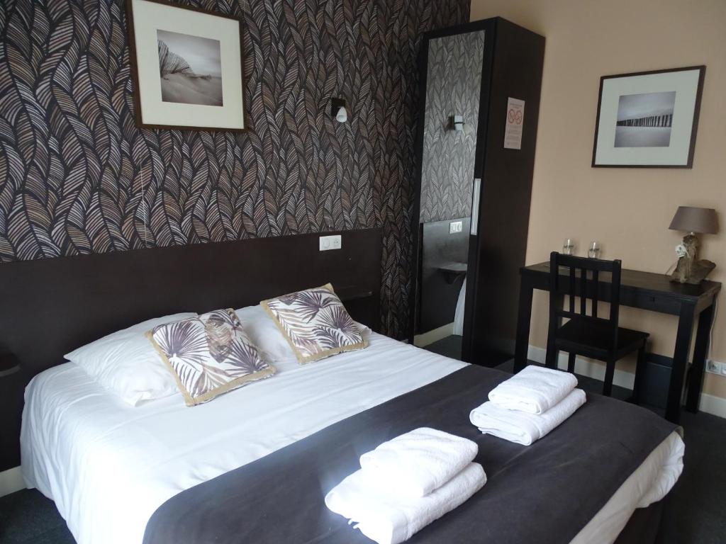 Postel nebo postele na pokoji v ubytování Hôtel Ambroise