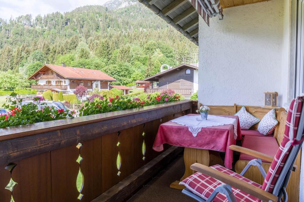 uma varanda com uma mesa e cadeiras e uma vista em Ferienwohnung Annamirl em Garmisch-Partenkirchen