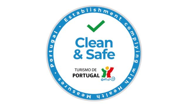 een etiket voor een schone en veilige praktijk van potentiële reinigingsmiddelen bij Casas Avelã Brava in Negrões