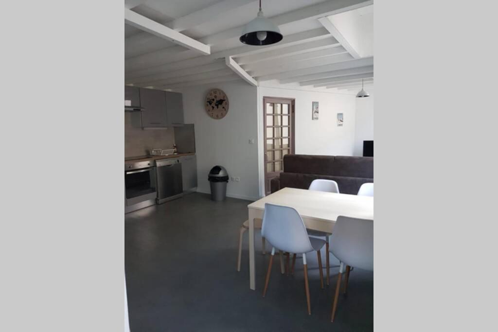 une cuisine et une salle à manger avec une table et des chaises dans l'établissement Cauterets T2 coeur village, à Cauterets