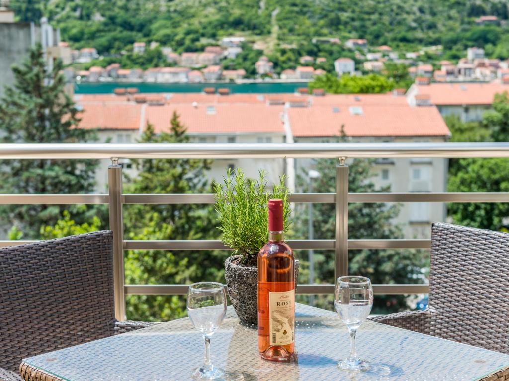 Square Point Apartments - 3