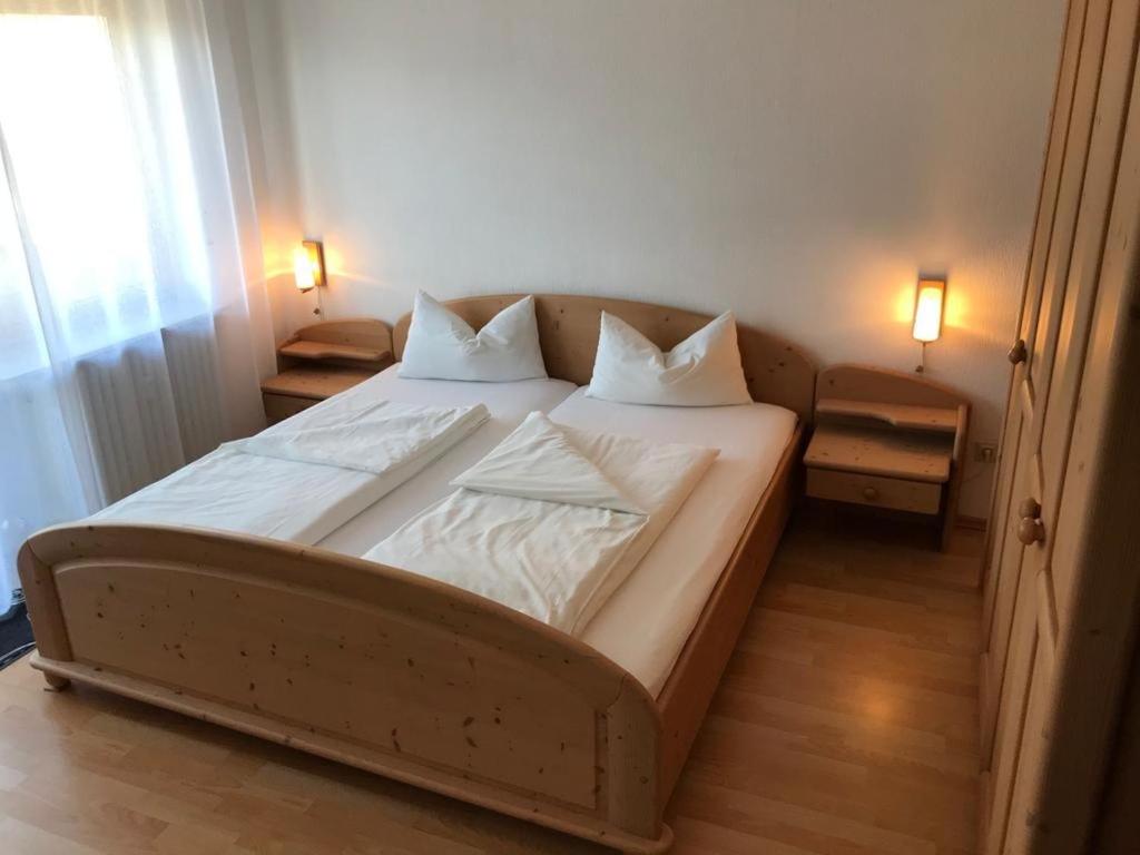 łóżko w sypialni z 2 poduszkami w obiekcie Ferienwohnung Rotensol w mieście Bad Herrenalb