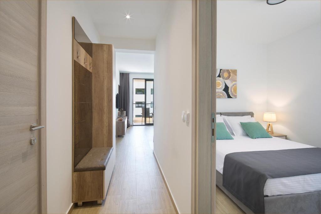 Postel nebo postele na pokoji v ubytování Apartments Djuro Rafailovic