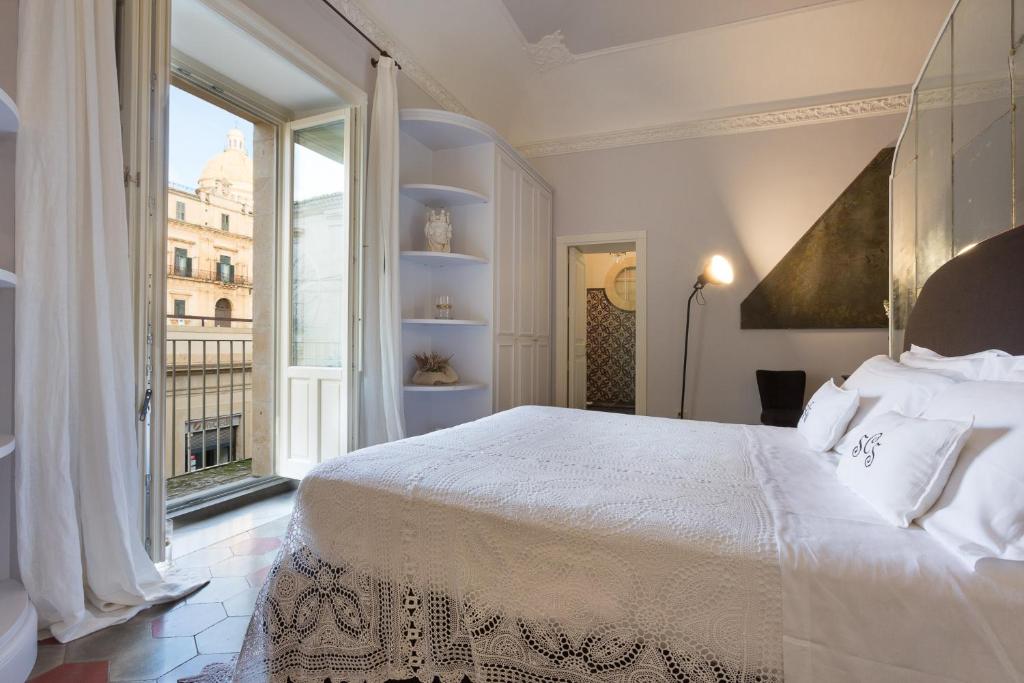 ノートにあるSan Carlo Suitesのベッドルーム1室(ベッド1台、大きな窓付)