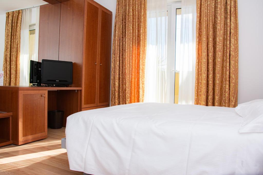TV a/nebo společenská místnost v ubytování Hotel Nuova Barcaccia