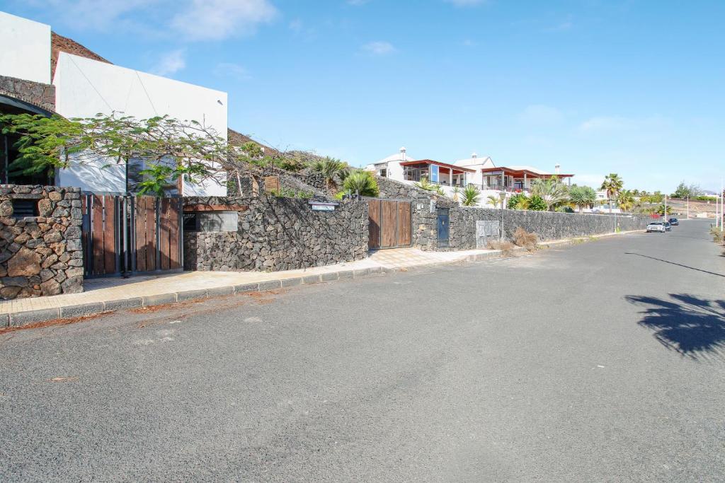 The surrounding neighborhood or a neighborhood close to A villát