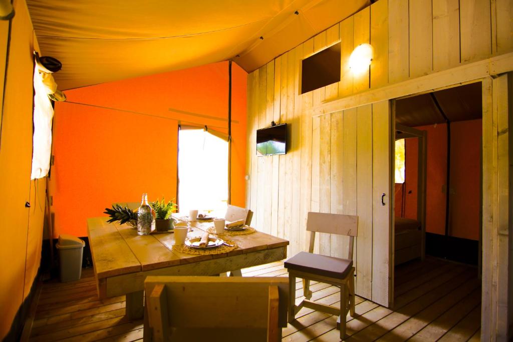 TV a/nebo společenská místnost v ubytování Grande Glamping with Pool