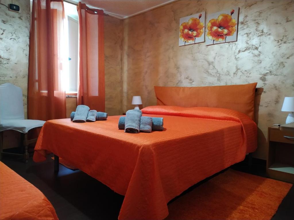 a bedroom with two twin beds with towels on the bed at B&B Arena Family in Fagnano Castello