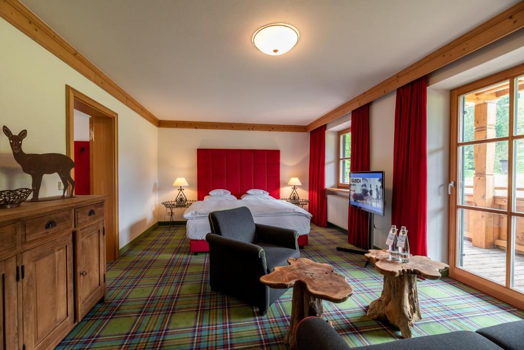 Postel nebo postele na pokoji v ubytování Relais & Châteaux Gut Steinbach Hotel Chalets SPA