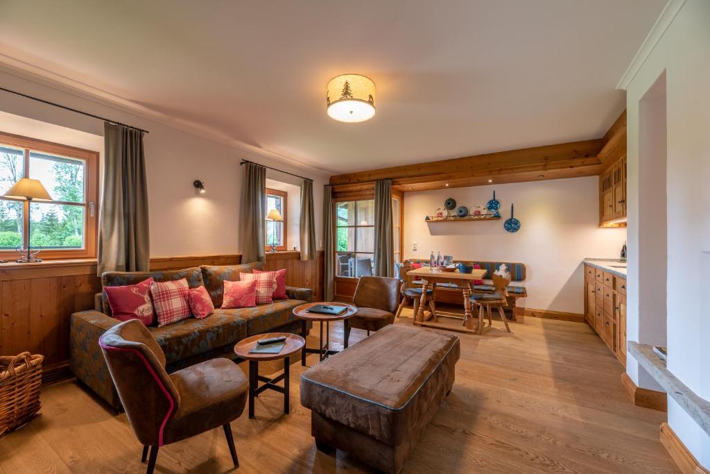 Posezení v ubytování Relais & Châteaux Gut Steinbach Hotel Chalets SPA