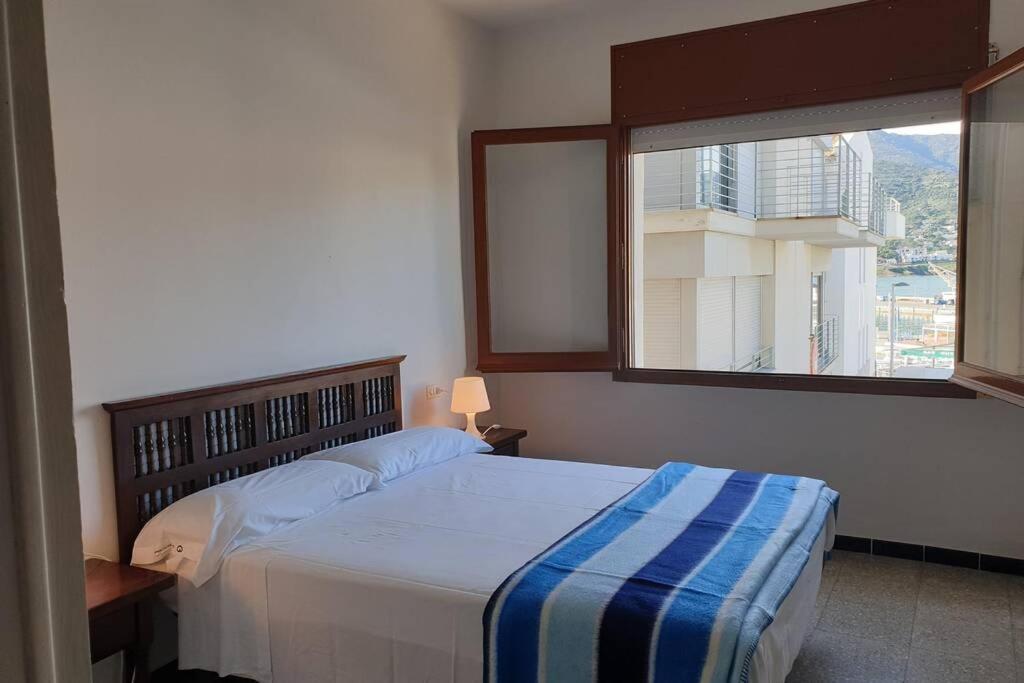 1 dormitorio con 1 cama grande y ventana en Àncora, apartamento 2 hab. con vistas al mar U1, en Port de la Selva