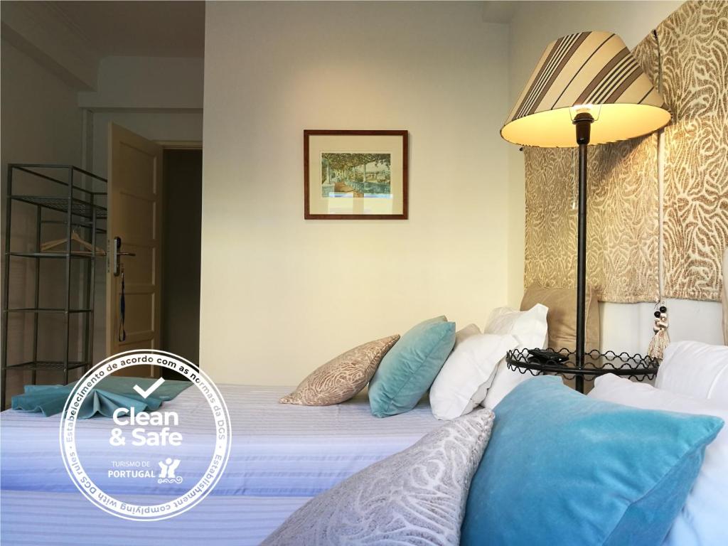 una camera da letto con un letto con cuscini blu e bianchi di Discovery Apartment Expo a Lisbona