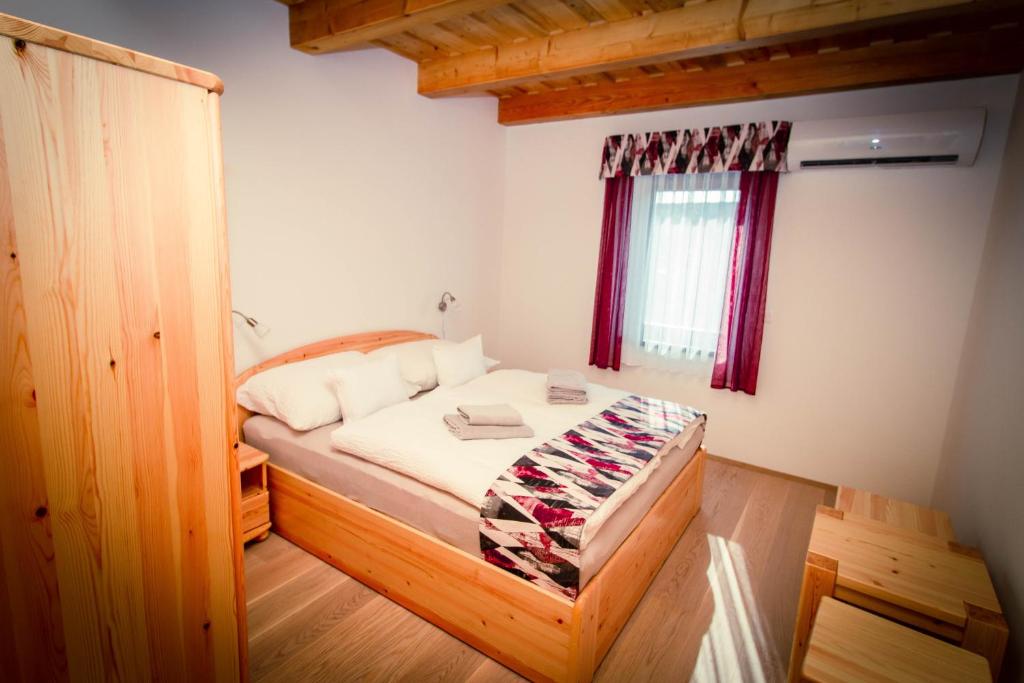 Postel nebo postele na pokoji v ubytování BONI Apartmanok