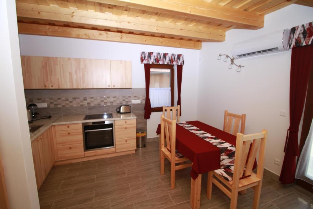 Kuchyň nebo kuchyňský kout v ubytování BONI Apartmanok