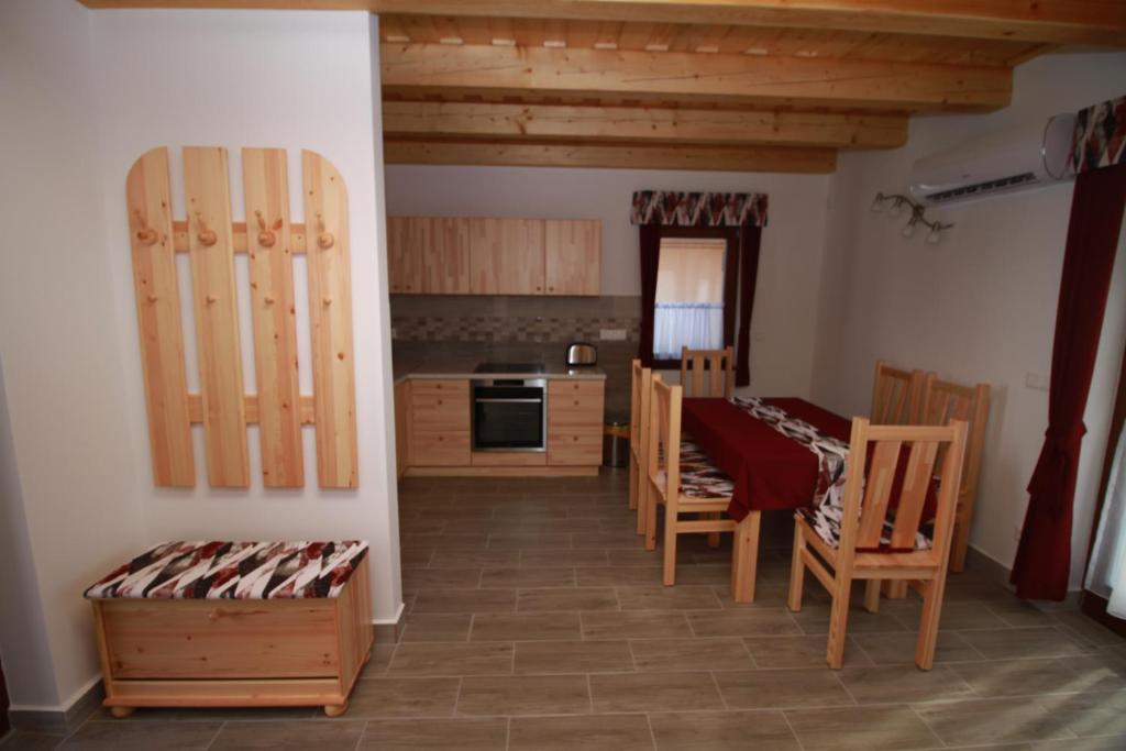 Kuchyň nebo kuchyňský kout v ubytování BONI Apartmanok