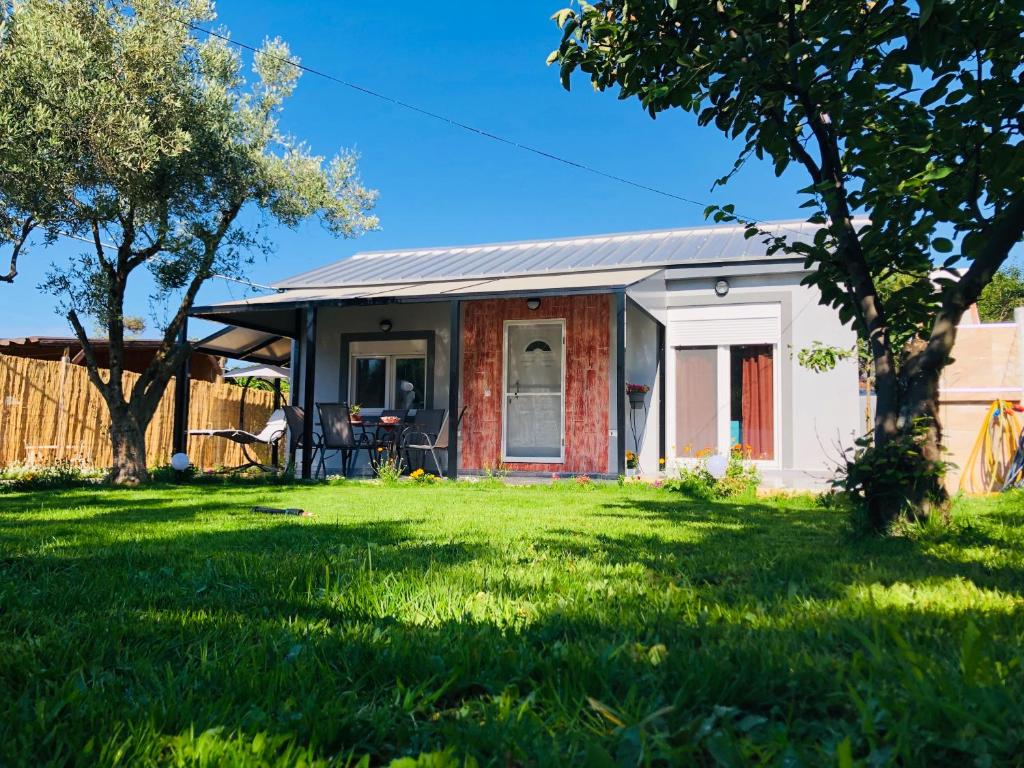 une petite maison avec une cour verdoyante dans l'établissement Luxurious Beach House, feels like home, à Alexandroúpolis