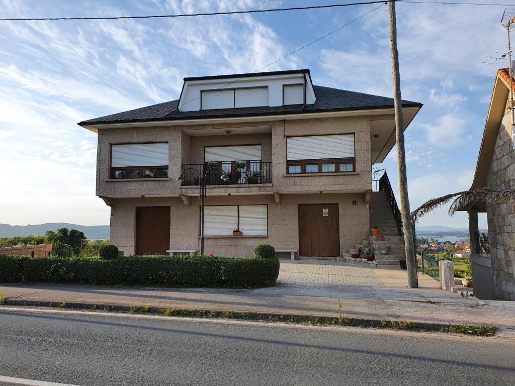 une maison avec une fenêtre au-dessus dans l'établissement CASA TITA ático, à Sanxenxo