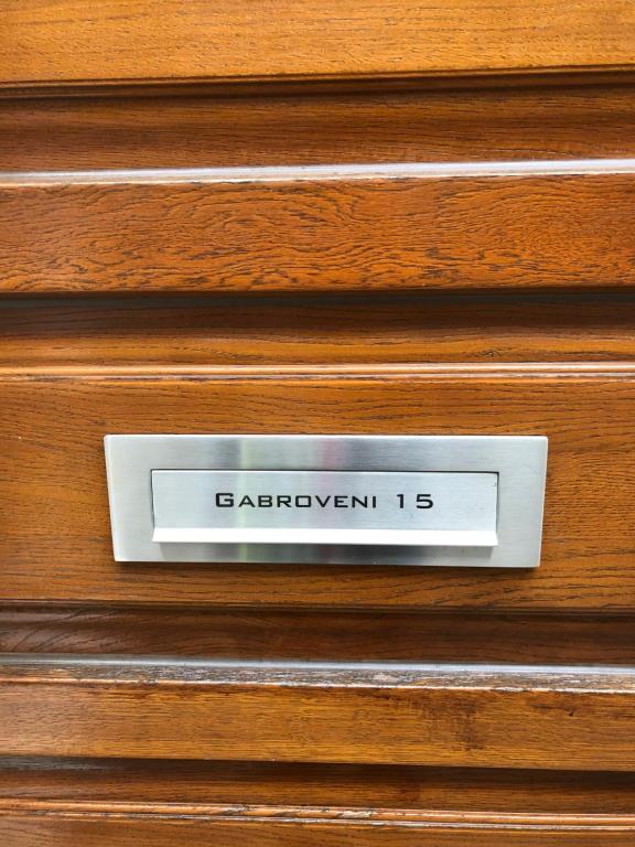 un panneau sur une porte en bois indiquant jardiniven istg istg dans l'établissement Gabroveni Aparthotel, à Bucarest