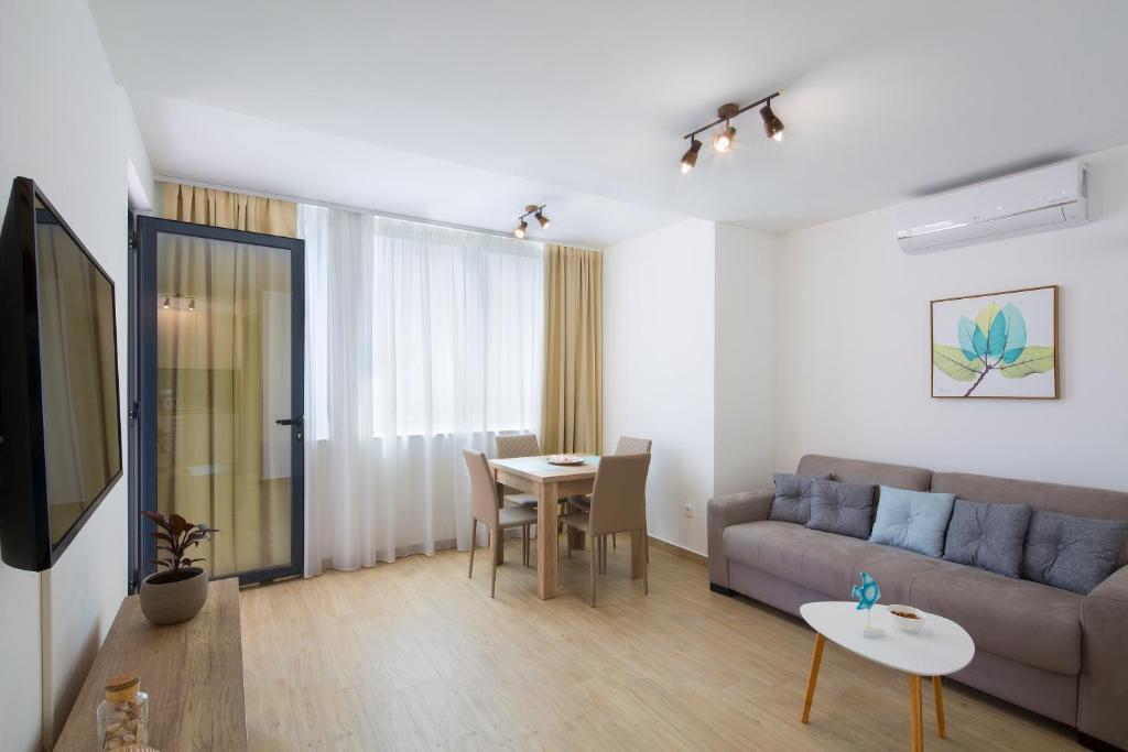 TV a/nebo společenská místnost v ubytování Apartments Djuro Rafailovic
