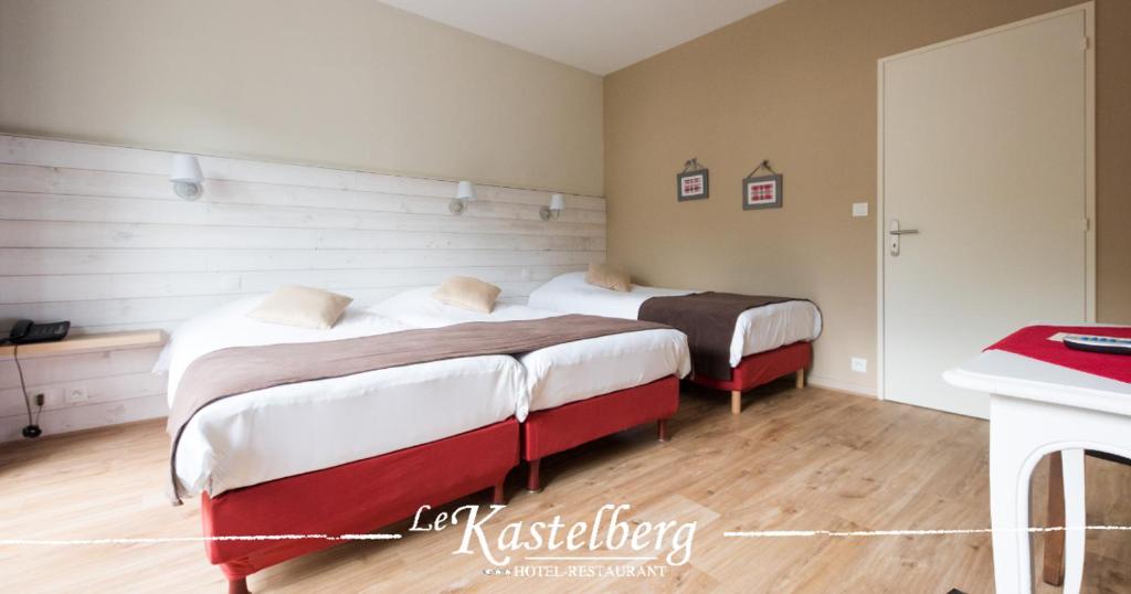 Postel nebo postele na pokoji v ubytování Hôtel Restaurant Le Kastelberg, The Originals Boutique