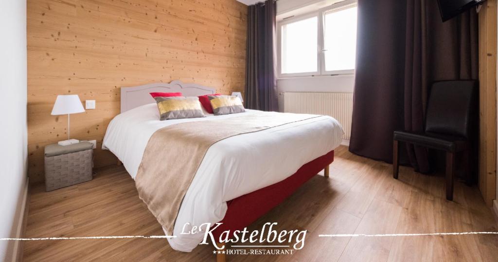 Postel nebo postele na pokoji v ubytování Hôtel Restaurant Le Kastelberg, The Originals Boutique