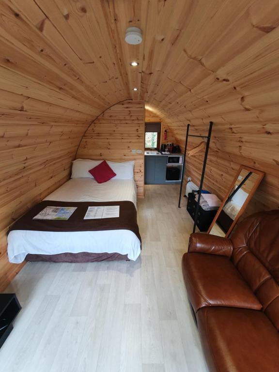 Letto o letti in una camera di Priory Glamping Pods and Guest accommodation