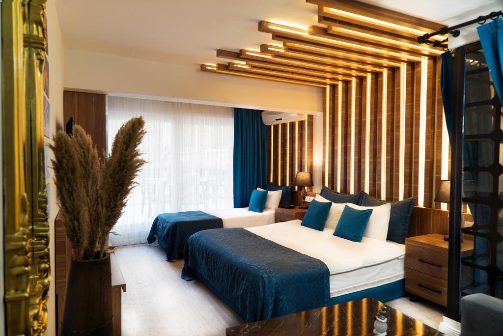 Habitación de hotel con 2 camas y mesa en Taksim Yazıcı Residence, en Estambul
