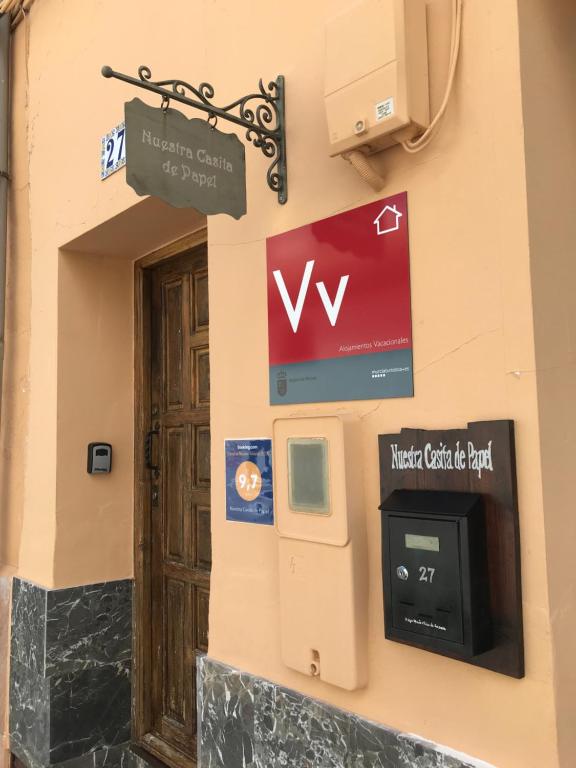 un edificio con una señal W y un contador de pago en Nuestra Casita de Papel, en Cehegín