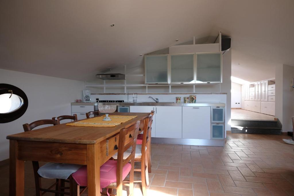 kuchnia z drewnianym stołem i krzesłami w obiekcie Agriturismo Vigna Sul Lago w mieście Montefiascone