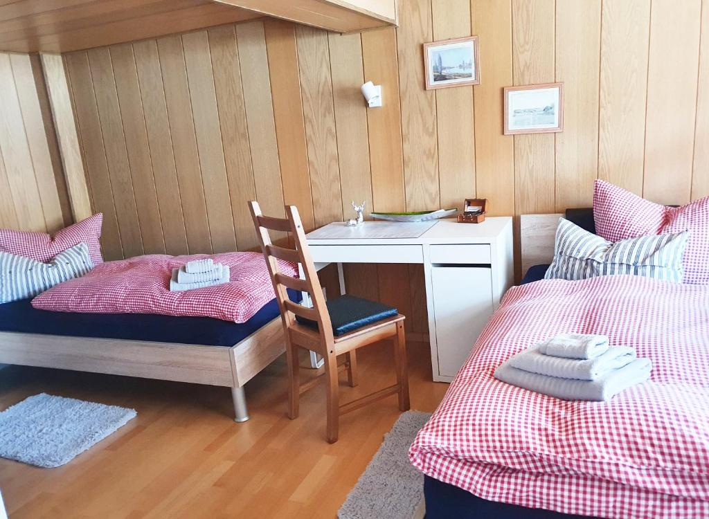 Postel nebo postele na pokoji v ubytování Monteur-Fremdenzimmer - Petit Quartier