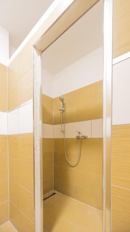 A bathroom at Praga Apartments & Restaurant Zell am See-Kaprun