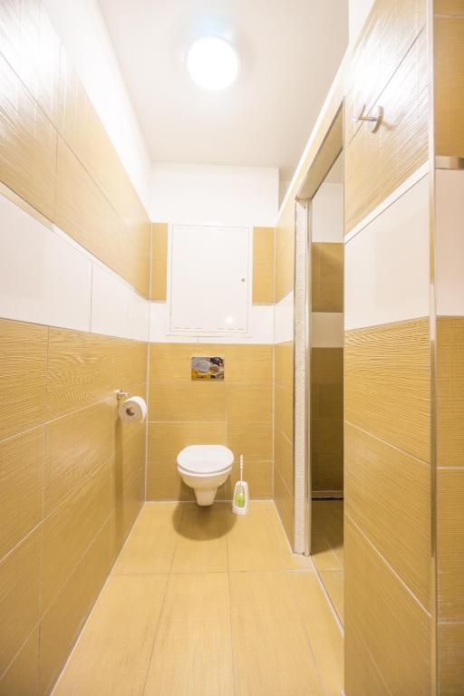 A bathroom at Praga Apartments & Restaurant Zell am See-Kaprun