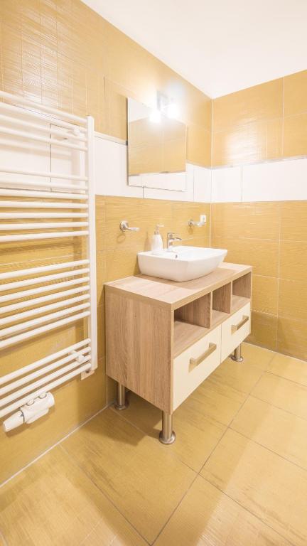 A bathroom at Praga Apartments & Restaurant Zell am See-Kaprun