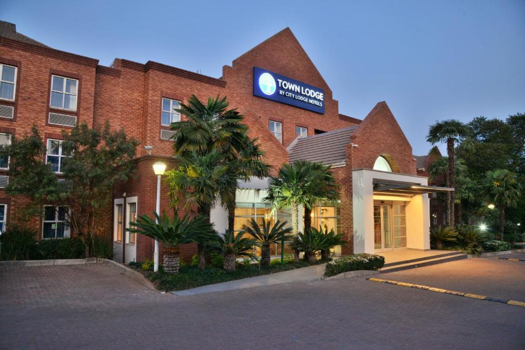 uma representação da frente de um hotel em Town Lodge Menlo Park em Pretoria